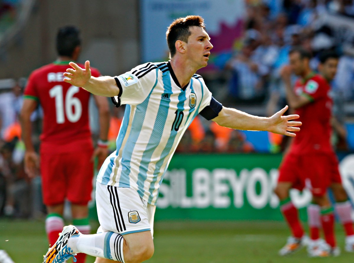 Aryan Ghasemi recalled what Carlos Queiroz told the players before #Iran's match against #Argentina in the 2014 World Cup: "He turned to the players in the locker room and said, 'You all know what to do, but we have to be cautious because they have a ⬇️