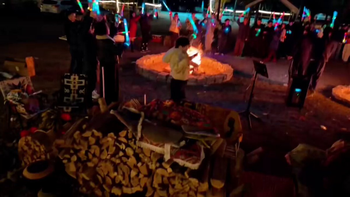 🔥 楠溪江 · #OMEGA Ω 篝火之夜 夜幕降临，篝火点燃。 在楠溪江的山水之间，Ω 社区成员围炉而聚，笑声与火光交织，温暖了整个夜晚。 没有行情的喧嚣，只有真实的交流； 没有屏幕的隔阂，只有并肩的陪伴。 这一刻，是欢声笑语，是彼此的信任，也是共识最真实的模样。 🔥 火光不灭，信念长存。 #OMEGA Ω，在一次次真实相聚中，把共识点燃，把力量凝聚。 #OMEGA #Community #BonfireNight #NanxiRiver #Consensus #LongTermism #BuildTogether #OMEGA #社区团建 #楠溪江 #篝火之夜 #社区共识 #长期主义
