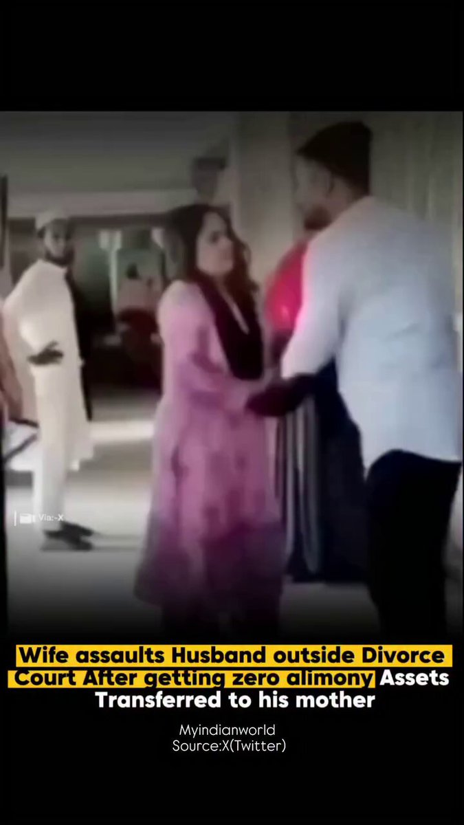तलाक की सुनवाई खत्म होते ही फैमिली कोर्ट के बाहर एक महिला का दर्द गुस्से में बदल गया। अदालत ने शून्य गुज़ारा भत्ता दिया, क्योंकि पति ने पहले ही अपनी सारी संपत्ति मां के नाम कर दी थी। कैमरे में कैद इस पल में महिला का टूटना साफ दिखता है थप्पड़, धक्का और बेबस आक्रोश। यह वीडियो याद दिलाता है कि तलाक सिर्फ कानूनी लड़ाई नहीं, बल्कि टूटे भरोसे और गहरे ज़ख़्मों की कहानी भी होता है।