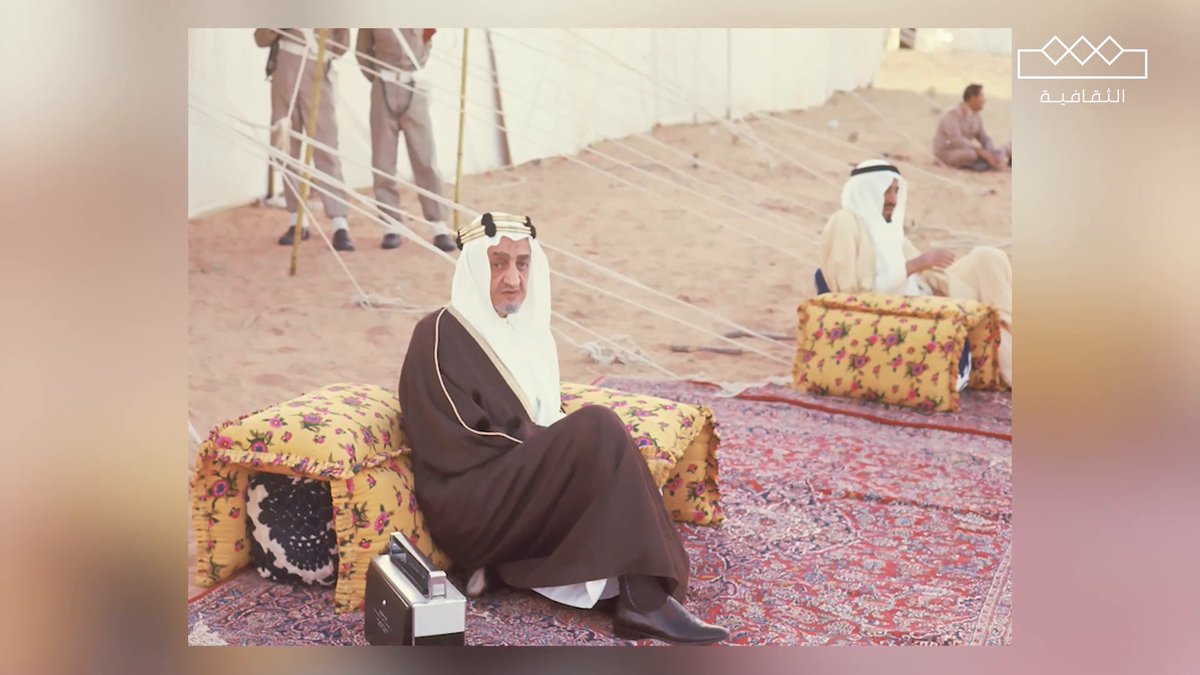 كان الملك فيصل بن عبدالعزيز - يرحمه الله - مولعا بالصقور النادرة ويحرص على اختيارها لجمالها وقوتها ومن أقرب الصقور إلى قلبه عقاب وسرهيد وزيزون أسماء ارتبطت بشغف قائد بالصقارة #ملوك_وصقور مع عدنان الطريف | عدنان الطريّـف