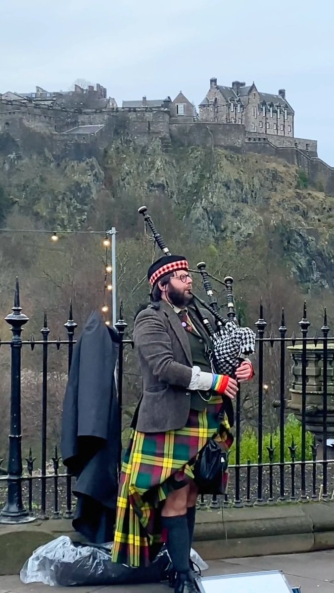 Pipers can often be spotted all around Edinburgh, bringing the traditional sounds of Scottish heritage to our beautiful capital city. 💙