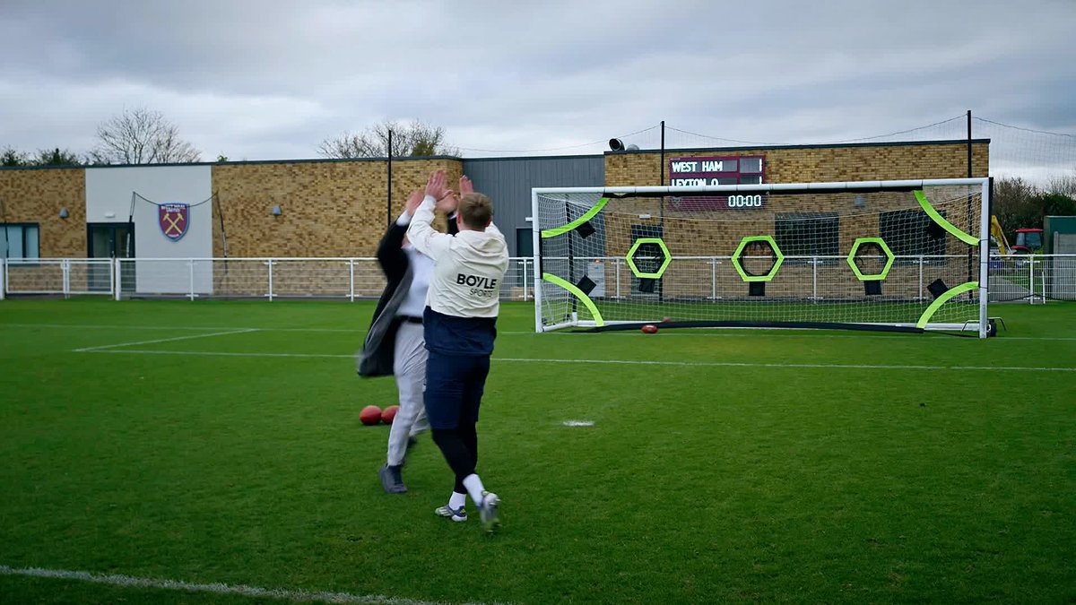 A future NFL quarterback? 👀 Pinpoint accuracy from Jarrod Bowen 🎯