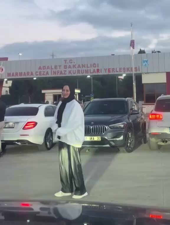 Kocasının cezaevinden tahliye olmasını bekleyen bir kadın, bekleyiş sırasında yaptığı ilginç hareketleri bu notla paylaştı: “Bekledik ama az delirmedik.”