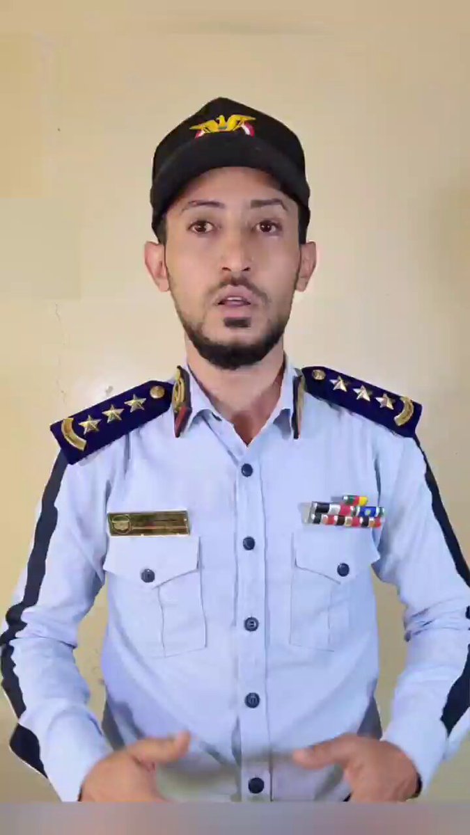 توضيح هام من شرطة المرور حول تخصيص باصات للنساء: الحريّة في الاختيار مكفولة، والهدف حماية وخدمة الفئات المستضعفة #اليمن #وزارة_الداخلية #الادارة_العامة_للمرور #الاعلام_المروري_اليمني 6 رجب 1447هـ تؤكد شرطة المرور أن منشورها حول خدمة تخصيص باصات لنقل النساء كان واضحاً بما فيه الكفاية إلا أن البعض استغله لإخراج موهبته المكبوتة في مجال الظرافة وعبّر عن الموضوع بشكل ساخر ونحن لانلوم هذا النوع، بل نستغرب من أولئك الذين لم تستوعب عقولهم الفكرة رغم بساطتها إما بسبب قصور لديهم في الإدراك والفهم، أو لأن البعض كعادته لايقبل أي فكرة جديدة تفيد المجتمع، وإما أنه من ذوي الأفكار والسلوكيات المنحرفة الدخيلة على شعب الإيمان والحكمة.. فالمنشور أكد على أن شرطة المرور وفي إطار مهامها الخدمية تدرس تخصيص عدد من الباصات في حدود 5- 10 باصات في الفرز الكبيرة، و 3- 5 باصات في الفرز الصغيرة تكون مخصصة لنقل النساء إختيارياً لمن ترغب في ذلك، ونكرر اختيارياً وليس إلزامياً، بمعنى أن المرأة لها الحرية الكاملة في إختيار الباص الذي يناسبها في الفرزة فإن رغبت في الصعود على باص النساء فهو موجود كخدمة نوعية لها وإن لم ترغب في الإستفادة من هذه الخدمة فالباص الآخر المختلط موجود في نفس المكان ولها حق الصعود فيه دون أي قيود. فالفكرة إذاً هي توفير خدمة نوعية مميزة لأمهاتنا وزوجاتنا وبناتنا وأخواتنا الراغبات في الخصوصية وهذه الخدمة ليست إجبارية وغير ملزمة. ونؤكد للأخوة الذين يتساءلون بحسن نية عن من يتنقل مع زوجته أو إبنته أن مبادرة المرور لم تتحدث أبداً عن حالة من المنع أو الفصل أو العزل كما يحلو للبعض تأويل الحديث فللمرأة الحرية المطلقة في اختيار مايناسبها إن كانت بمفردها.، وإن كان زوجها معها فمن الطبيعي أنهم سيصعدوا معاً في الباص المختلط. كما نشير إلى أن شرطة المرور عندما تتقدم بمثل هذه المبادرات فإنها تنطلق من دوافع دينية وأخلاقية ومهنية، ولعل بعض المستغربين من الفكرة أو أولئك الذين يملكون سيارات ووسائل مواصلات خاصة ولاينتظرون بناتهم ونساءهم اللاتي يستخدمن وسائل النقل الجماعية ولايهتمون لأمر هذه الفئة المستضعفة من الناس غير مدركين مايصل إلى المرور والجهات الأمنية من بلاغات ومناشدات من نساء عفيفات وطاهرات تعرضن لمضايقات من بعض المنحرفين الذين لايخلو منهم أي مجتمع لكن التدابير الوقائية واجبة خاصةً لمن يهمهم ذلك من أصحاب النخوة والشهامة والأصالة من اليمنيين المتمسكين بعاداتهم وتقاليدهم وأعرافهم الأصيلة. الباصات المخصصة للنساء ستكون من نفس الفرزة وسائقيها سيتم اختيارهم بعناية من الأشخاص المشهود لهم بالأخلاق العالية وحسن السلوك، ويفضل أن تكون أعمارهم فوق سن ال٣٠ عام، وليسو من صغار السن الطائشين والمستهترين، وستكون الأولوية للخطوط المؤدية إلى الجامعات وسيكون لهذه الباصات علامات مميزة ولها أسبقية في التحميل. ترحب شرطة المرور بأي أفكار أو رؤى وتصورات بنّاءة لإثراء هذه الدراسة بأي مقترحات عملية مفيدة قبل إخراجها إلى حيز التنفيذ. 📞 للتبليغ أو الاستفسار: تواصل معنا عبر الرقم المجاني: 194 📍 تابعنا على الموقع والتطبيق ومنصات التواصل الإجتماعي:
