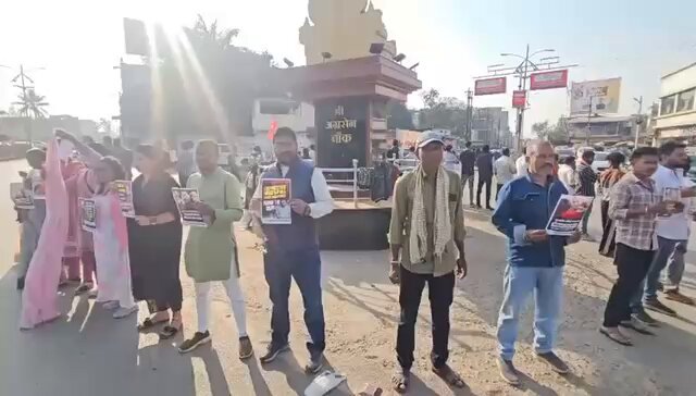 उन्नाव का सच इतिहास नहीं, वह याद है जिसमें पूर्व BJP विधायक कुलदीप सिंह सेंगर को सत्ता का खुला संरक्षण मिला। आज छत्तीसगढ़ युवा कांग्रेस ने जगदलपुर की सड़कों पर उतरकर BJP–RSS की संरक्षण देने वाली राजनीति को खुली चुनौती दी। जहाँ सत्ता अपराधियों की ढाल बने, वहाँ युवाओं का विरोध आंदोलन बन जाता है। यह लड़ाई सिर्फ़ आज की नहीं. यह इंसाफ़ मिलने तक जारी रहने वाला संकल्प है ✊💯 जगदलपुर , छत्तीसगढ़ 📍