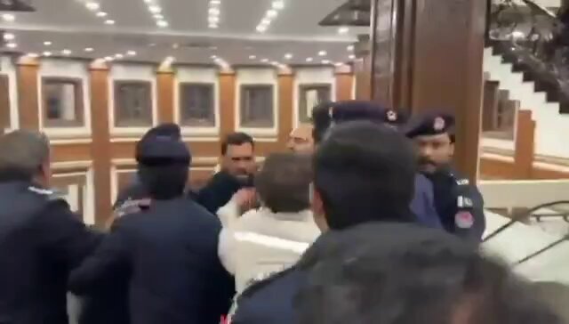 دبئی کے شیخ کے ساتھ ہینڈ ہگ اور پختونخوا والوں کو دھکے ، یہ تو سراسر زیادتی ہے