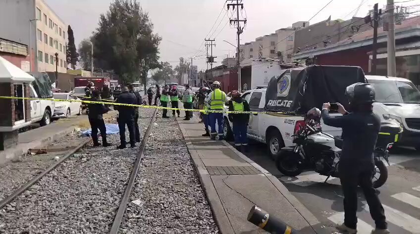 #AlertaVialFIA Un hombre murió atropellado por el tren luego de que, según testigos, se encontrara sentado sobre las vías, aparentemente en estado de ebriedad, sin que el maquinista pudiera detener la marcha del ferrocarril. El hecho ocurrió en el cruce de Vallejo y Clave, en la colonia Héroes de Nacozari, alcaldía Gustavo A. Madero.