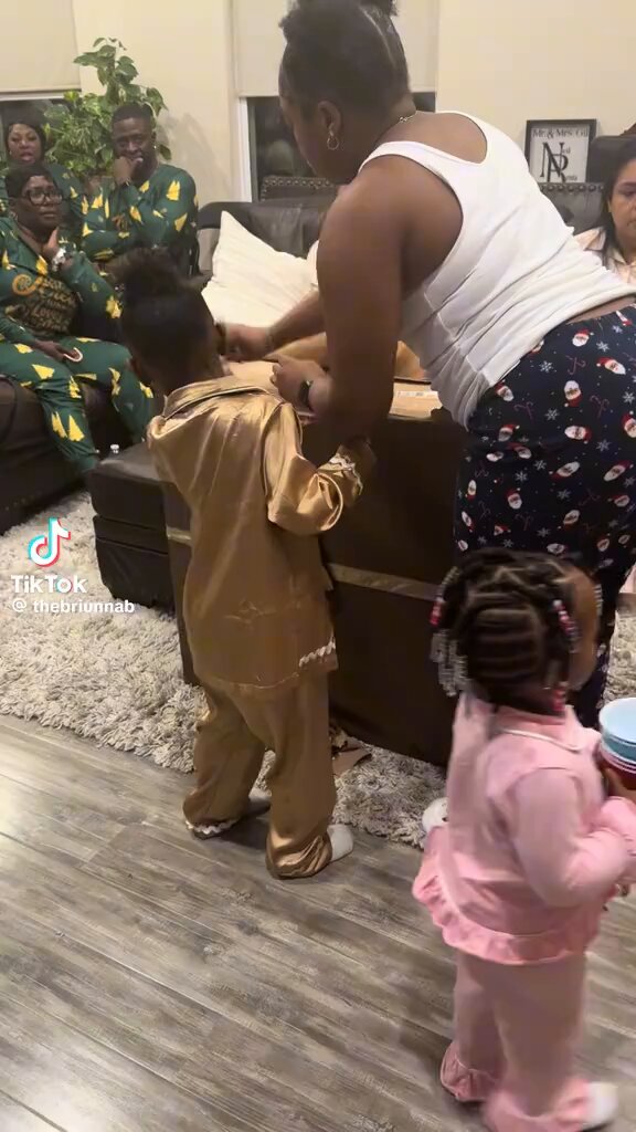 Love seeing grateful children . Lil niece happy af 🥰🥰🥰🥳🥳🥳🥳
