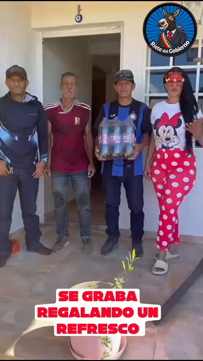 La marginalidad de los chavistas es tanta que está gorgojera de graba regalando un refresco a los vigilantes