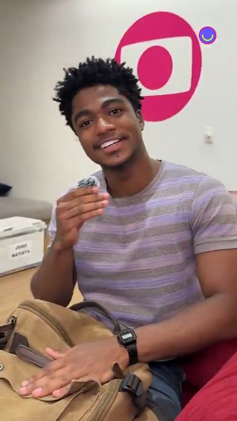 mistério revelado! 🗣️ Guthierry Sotero mostra tudo que o Junior leva na mochila em #TrêsGraças 🎒 #Bastidores
