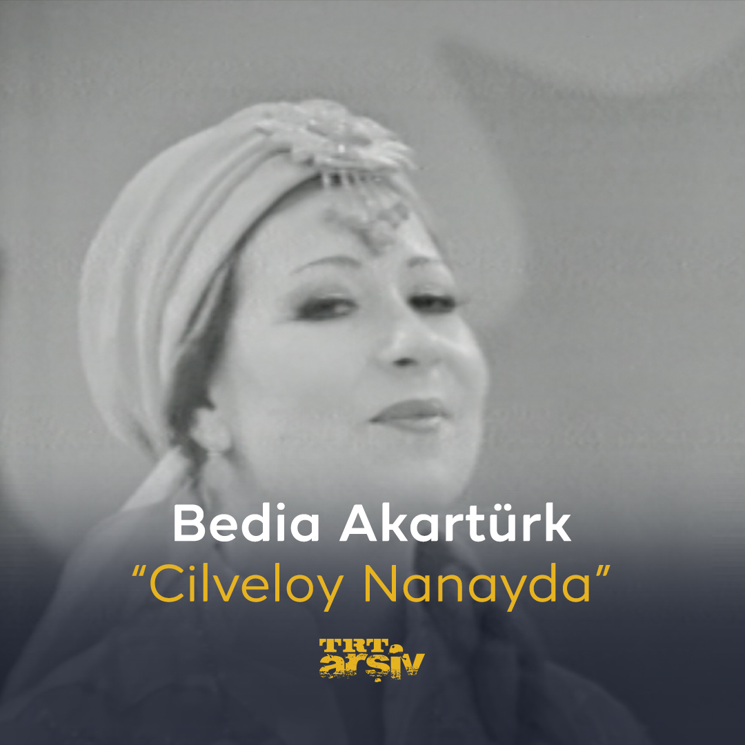 1981 yılına gidiyor ve #BediaAkartürk’ün yorumuyla Artvin yöresine ait “Cilveloy Nanayda” türküsüne kulak veriyoruz. 🎶