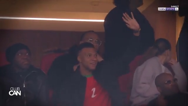 🇲🇦 Kylian Mbappé est présent dans les tribunes du Stade Moulay Abdellah avec sa famille, pour suivre le choc Maroc - Mali ! 🔥 Avec le maillot floqué Hakimi ! #beINCAN2025