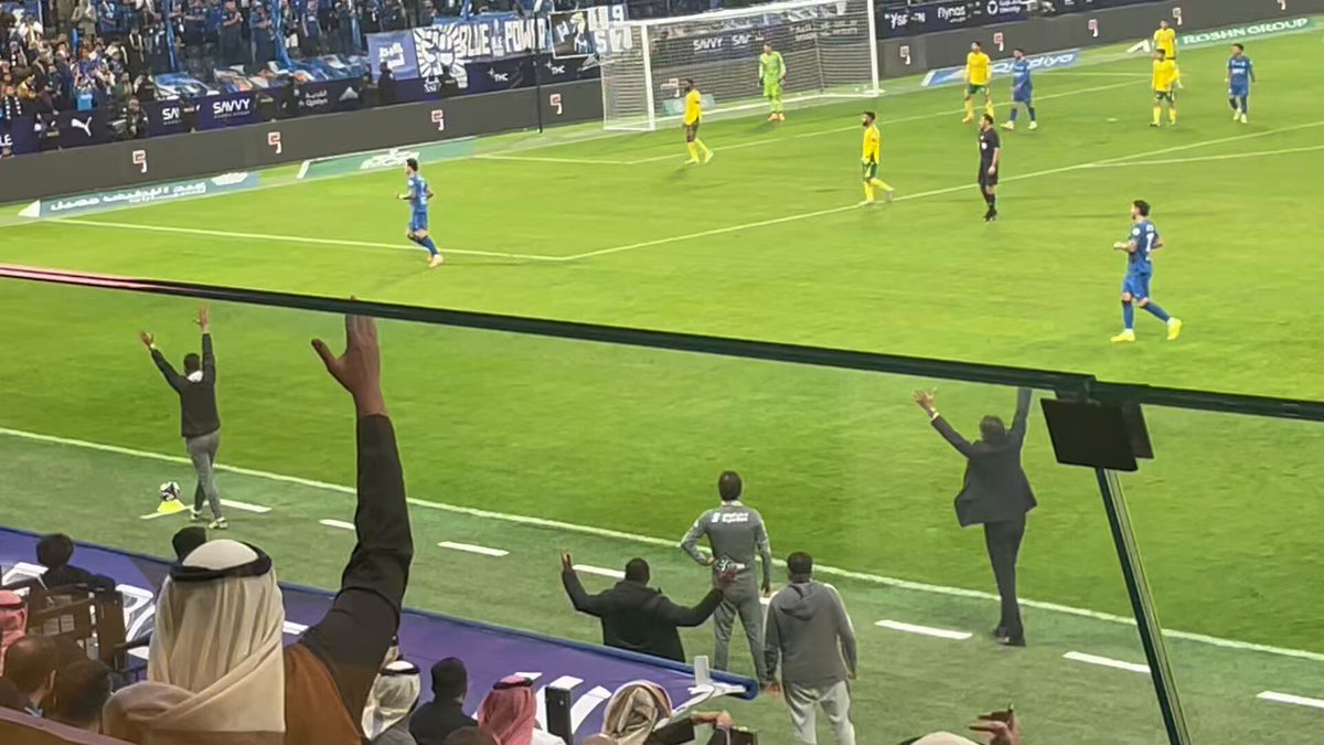 هنا حيث #الهلال #الهلال_الخليج وفاز الهلال الحمد لله - ثلاث نقاط مهمه بعد التوقف الكلمات لا توفيك حقك سمو الأمير فيصل بن يزيد🇸🇦 على هذه التجربه الفريده وعلى كرم الاستضافه والسعاده كملت اليوم بلقاء أمير الكلمه عبدالرحمن بن مساعد بن عبدالعزيز🇸🇦 الذي كنت دائماً متشوق للقائه