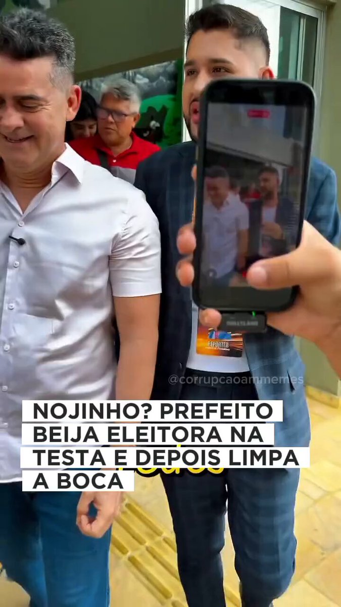 GENTE? Prefeito amazonense BEIJA eleitora na testa e depois LIMPA A BOCA.