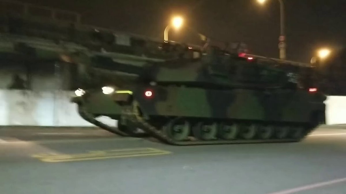 #快樂小短片 #M1A2T 起步加速甩尾過彎一氣呵成 而且柏油路沒什麼痕跡 駕馭這個有1500匹馬力的大傢伙 戰駕兵一定超爽❤️