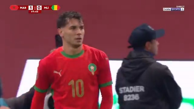 Brahim Diaz obtient un penalty après une main de Nathan Gassama dans la surface ! L'ailier se fait justice lui-même, le Maroc mène 1-0 juste avant la mi-temps !