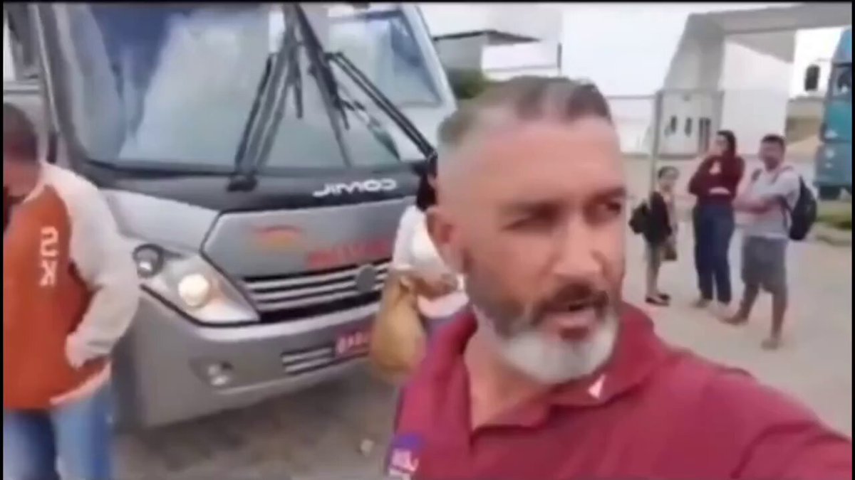 Pra quem finge amnésia seletiva, Silvinei Vasques foi o sujeito que colocou a PRF na estrada pra tentar barrar eleitor do Nordeste, porque na cabeça dele nordestino vota em Lula. A prisão não é exagero, é começo de castigo. Tentativa de golpe não é travessura, é crime. Golpista não merece anistia, merece punição, simples assim. Olha. A democracia não é teste de caráter opcional. É regra do jogo. Quem tentou quebrar, paga.