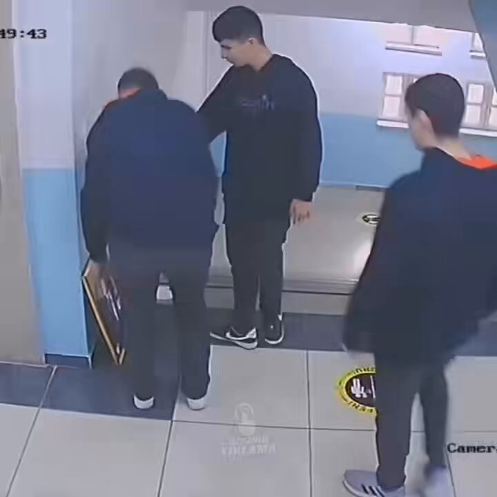 متداول تركيا : أُجريت تجربة اجتماعية في كوجالي باستخدام صورة لأتاتورك وُضعت على الأرض في ممر المدرسة. الكثير من الطلاب لم يعيروها أي إهتمام …..
