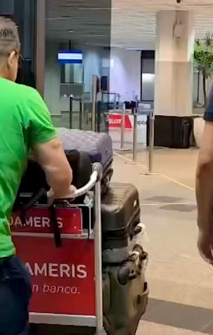 Silvinei Vasques é acompanhado por policiais paraguaios após ser detido no aeroporto de Assunção, capital do Paraguai. Ele será entregue às autoridades brasileiras na fronteira entre os dois países.
