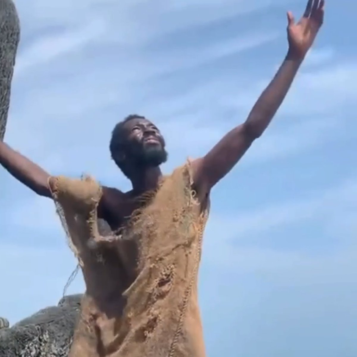 🇬🇭 | Ebo Noah, un autoproclamado profeta ghanés, construyó arcas con donaciones y predijo un gran diluvio. El 25 de diciembre no pasó nada y se mostró en redes con un Mercedes.