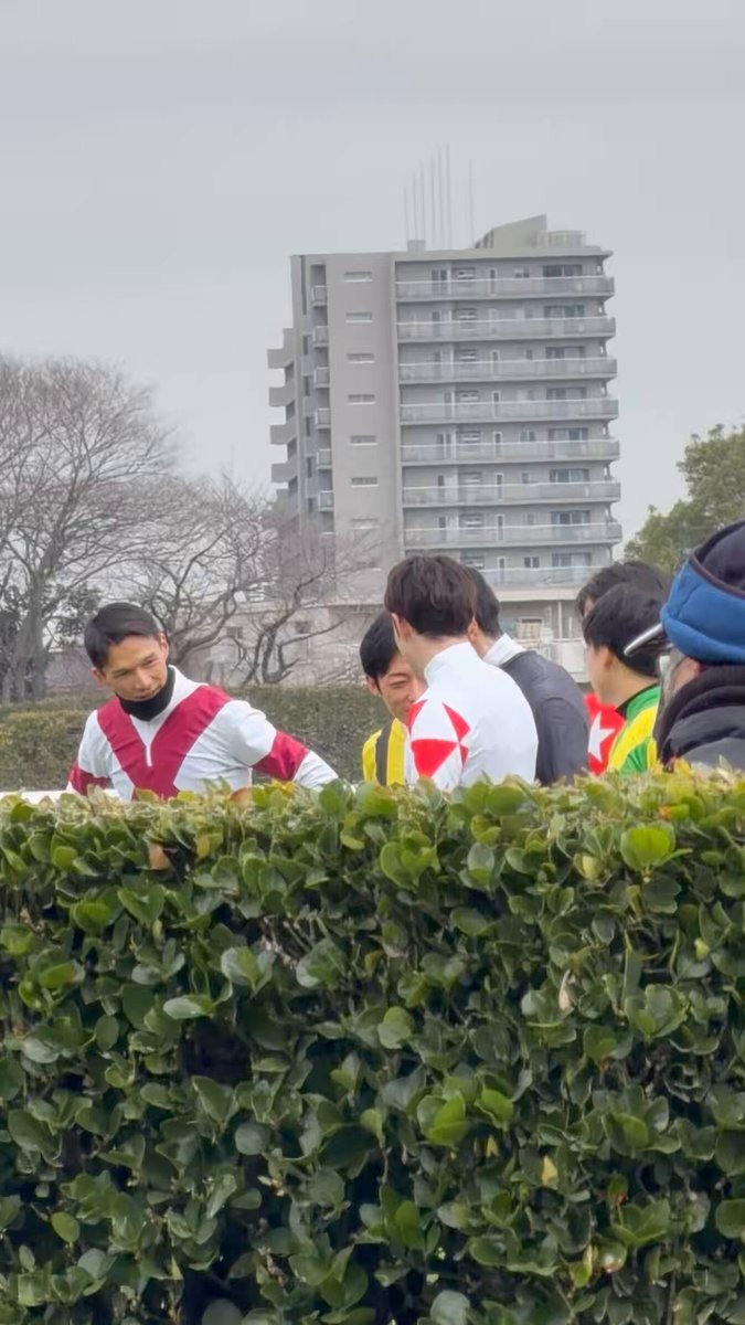 20期生勢揃いで記念撮影 藤岡佑介騎手が調教師試験合格したので騎手として一同に集まるのはこれが最後かも