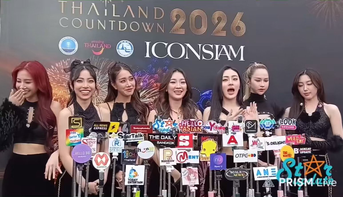 🎤 : ให้ 4eve พูดถึง 5 ปี *ทุกคนรีแคป* พั้นช์ : มีคนรู้จักมากขึ้นแต่ที่เหมือนเดิมคือโสดค่ะ 🎤 : แปลว่าทุกคนโสดหมดยกเว้นตาออม 🎤 : มาดูกันปีหน้าใครจะหายโสดรึป่าว คนอื่นชั้นไม่สนใจ แต่ 2026 พั้นช์ 4 อีฟ(ควร)จะมีแฟนค่ะ555555555555555555