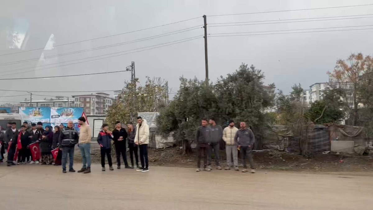 Hatay Cumhurbaşkanı Erdoğan’ı karşılamak için yollarda