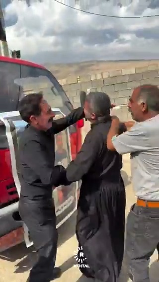 İran’da geleneksel cenaze töreni sosyal medyada gündem oldu İzeh şehrinde, Arslan Saidi isimli gencin cenaze töreninde babası ve yakınları geleneksel yas ritüeliyle acısını dile getirdi Cenaze aracında Saidi'nin iki fotoğrafı yer aldı. Sosyal medyada ise babanın iki oğlunu aynı anda kaybettiği şeklinde yanlış paylaşım yapıldı Görüntülerin tamamı👇