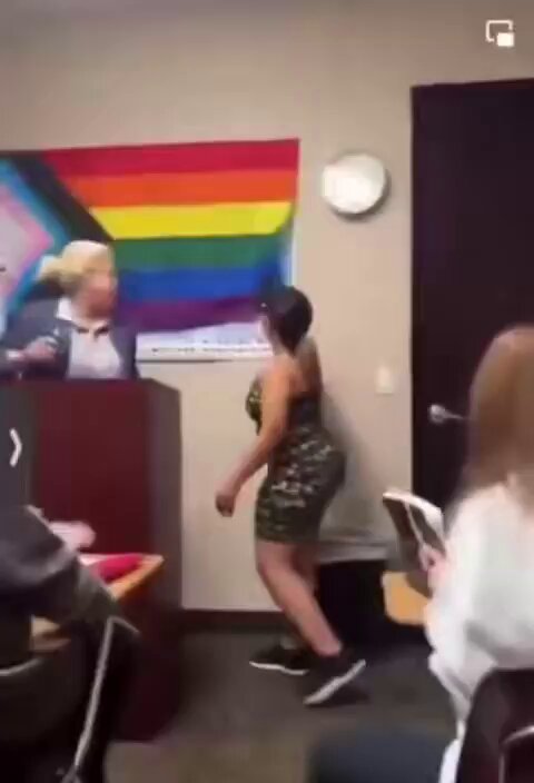 🚨⚡️ In the United States, one of the mothers raided a classroom at the school and removed the LGBT flag that was displayed in the classroom where her child is present. Sound instinct is what drove her to this action …👍