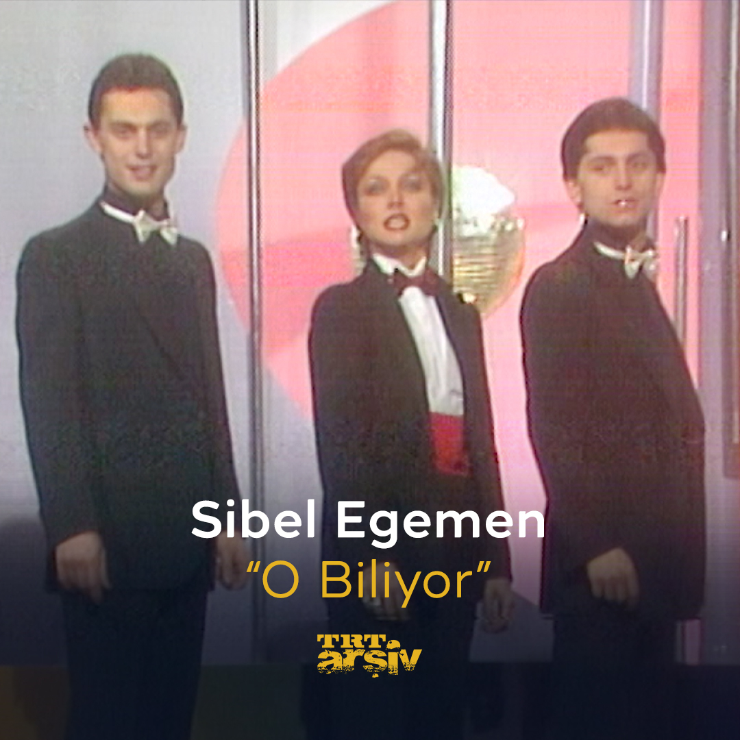 1982 yılına uzanıyor, mikrofonda Sibel Egemen'i buluyoruz: "O Biliyor" 🎶