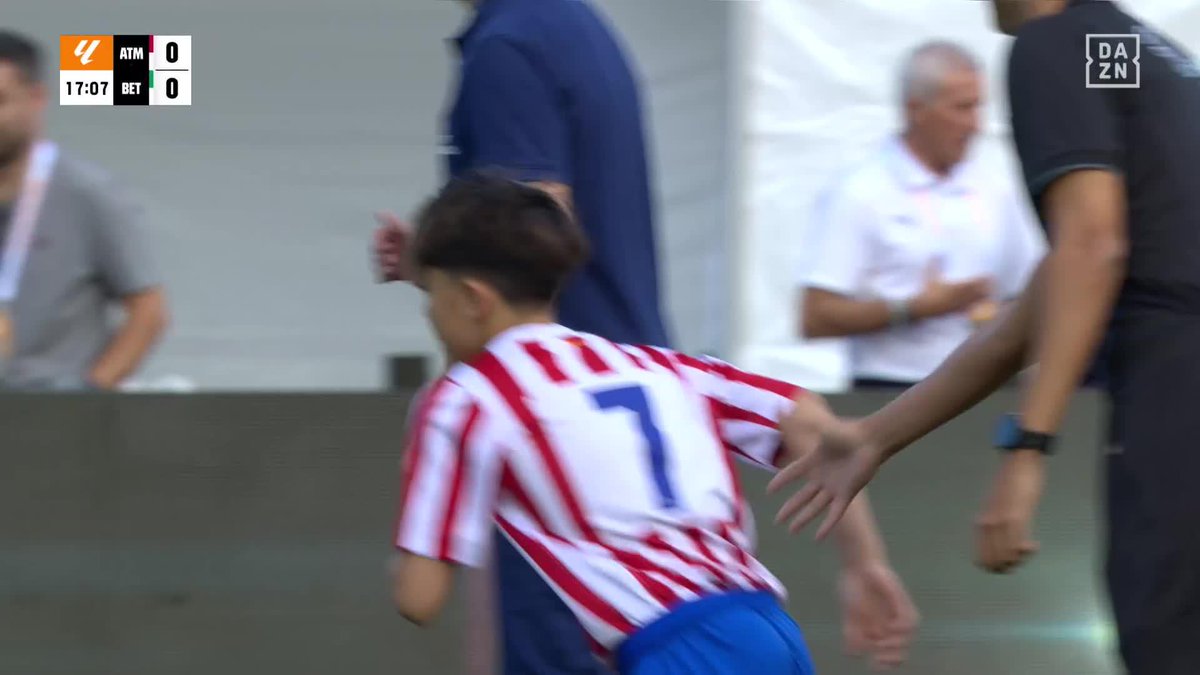 El '7' en la grada. El otro '7' en el césped 🥹 Nos hacemos mayores. El hijo de David Villa, Luca, debuta en #LALIGAFCFUTURES ante los ojos de su padre. El tiempo vuela, que díria alguno...