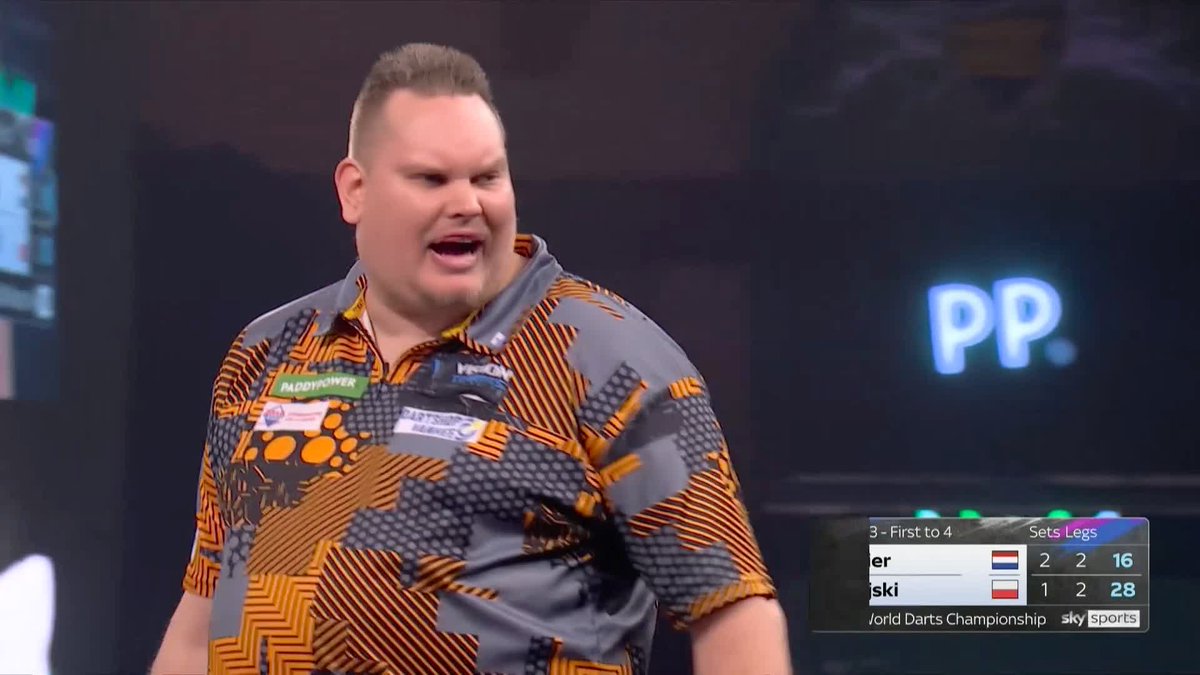 PLAISIER ONE AWAY! Look at what that means to the Dutchman 💥 Wesley Plaisier wins an incredible set-deciding leg with a 13-darter to lead Krzysztof Ratajski 3-1 - one set away from Round Four! 📺 #WCDarts | R3