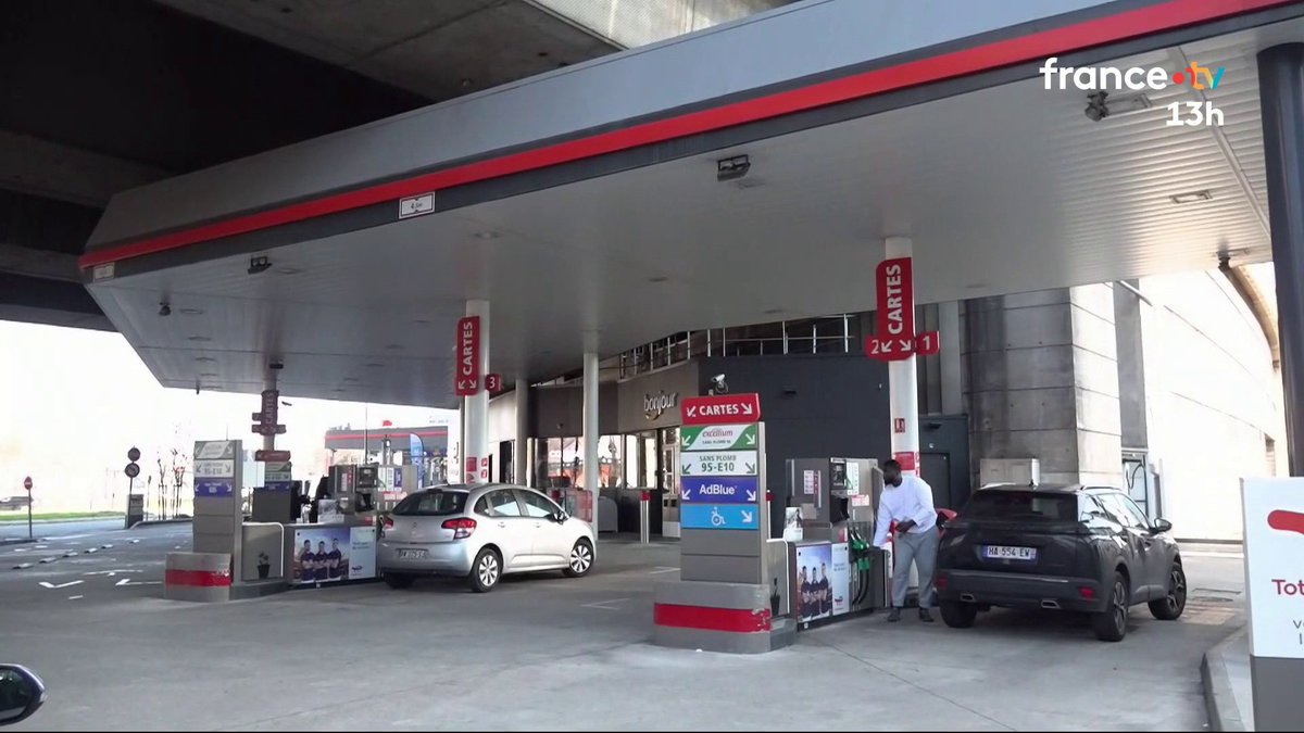 Les prix de l’essence sont au plus bas depuis trois ans : 1,53 euro en moyenne le litre de gazole, et 1,60 euro le SP95-E10. Cette baisse s'explique notamment par la baisse des cours mondiaux du pétrole. #JT13H