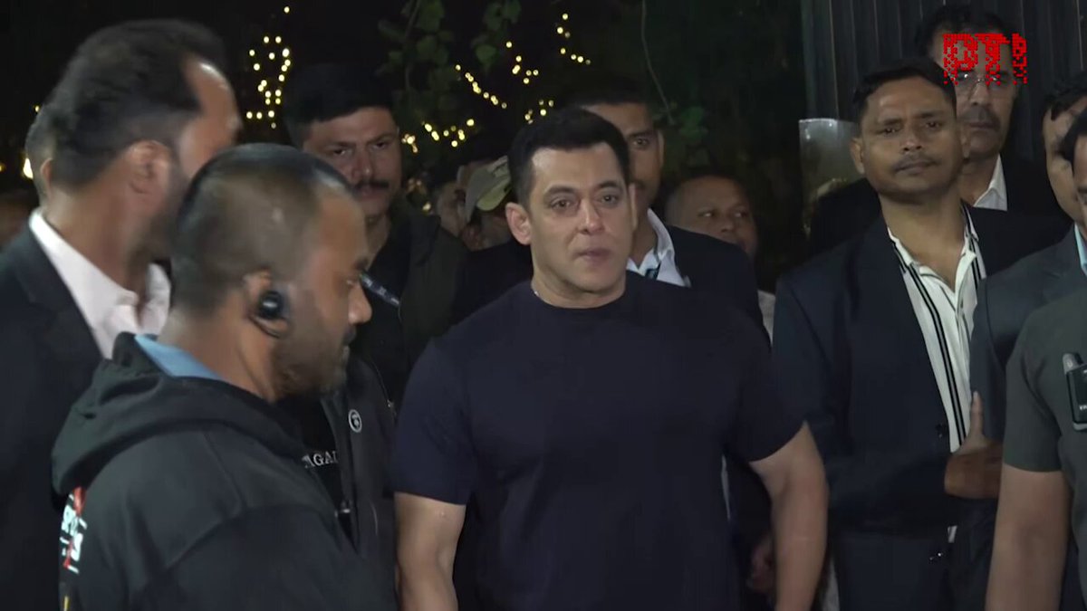 VIDEO | Mumbai, Maharashtra: Bollywood superstar Salman Khan celebrated his 60th birthday with close friends and family at his Panvel farmhouse. Guests included actors Sanjay Dutt, Sangeeta Bijlani, Jackky Bhagnani, Rakul Preet Singh, Manish Malhotra, Huma Qureshi, and cricketer MS Dhoni. Salman later stepped out briefly to cut a cake with paparazzi amidst heavy security. (Full video available on PTI Videos –