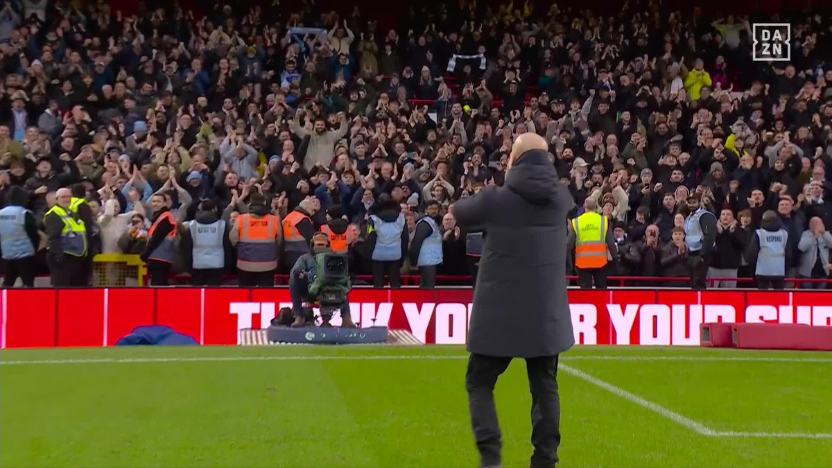 CÁMARAS FUERA... QUE ESTE MOMENTO LO QUIERO VIVIR CON LOS MÍOS ❤️ La gente del Manchester City ama a Pep Guardiola. Y él ama a su gente ✨ #PremierLeagueDAZN ⚽ 🏴