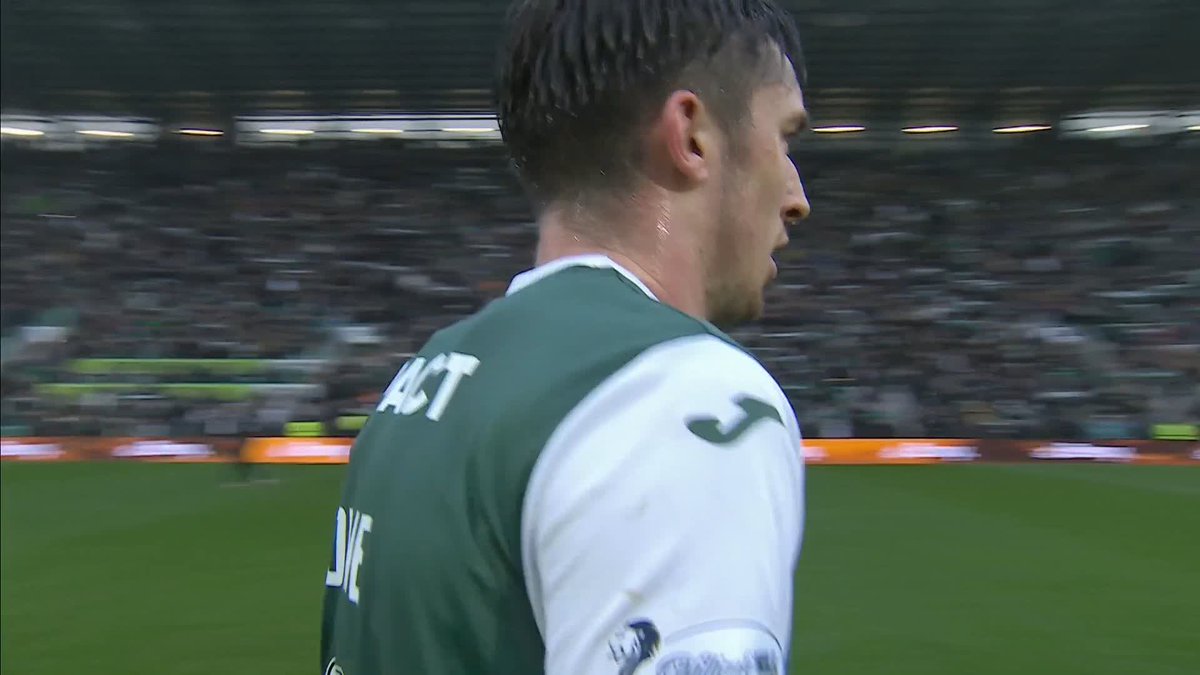 💚 "𝐒𝐮𝐧𝐬𝐡𝐢𝐧𝐞 𝐨𝐧 𝐋𝐞𝐢𝐭𝐡" Hibs players and fans celebrate with the club's anthem at Easter Road 🎵