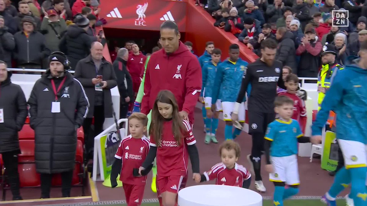 ❤️ MOMENTOS QUE EMOCIONAN Dos de los tres hijos de Diogo Jota saltaron al campo con los jugadores del Liverpool 🥹 #PremierLeagueDAZN ⚽ 🏴󠁧󠁢󠁥󠁮󠁧󠁿