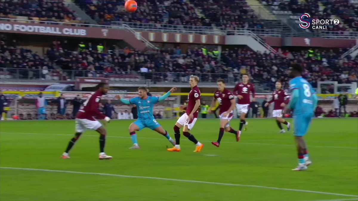 Semih kendi attığı pası yayda geri aldı ama topu filelerle buluşturamadı. 😔