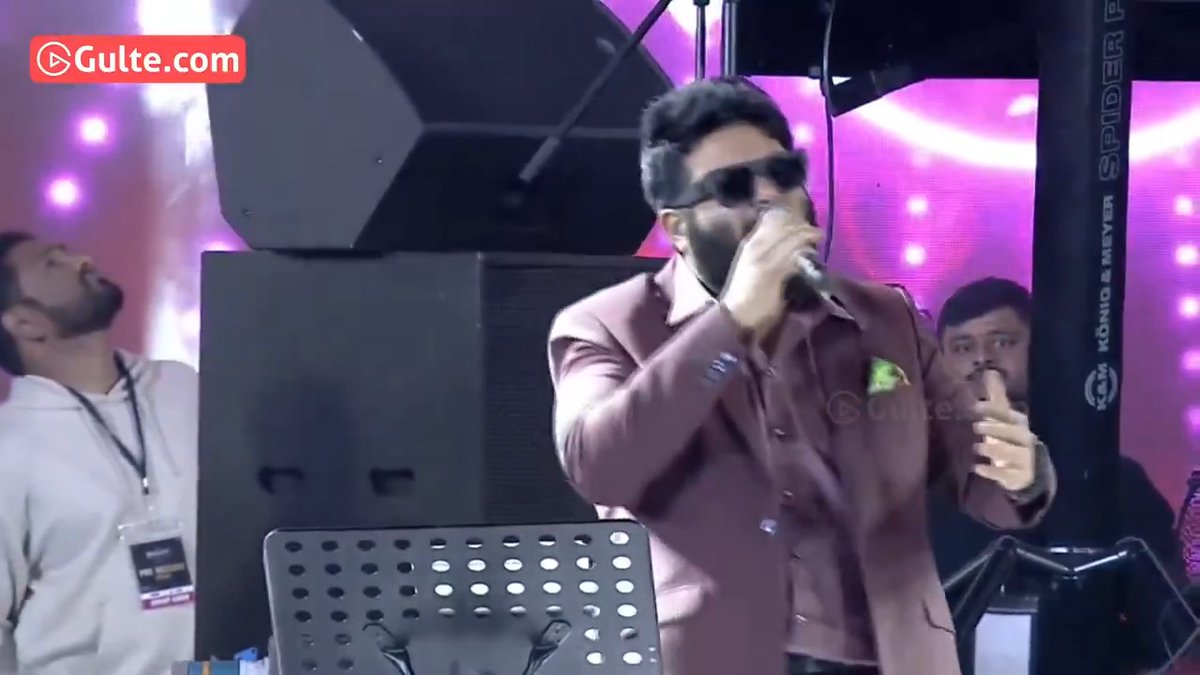 #Thaman’s live singing performance of #SahanaSahana from #TheRajaSaab. Did he invite #Prabhas onto the stage for a moment?