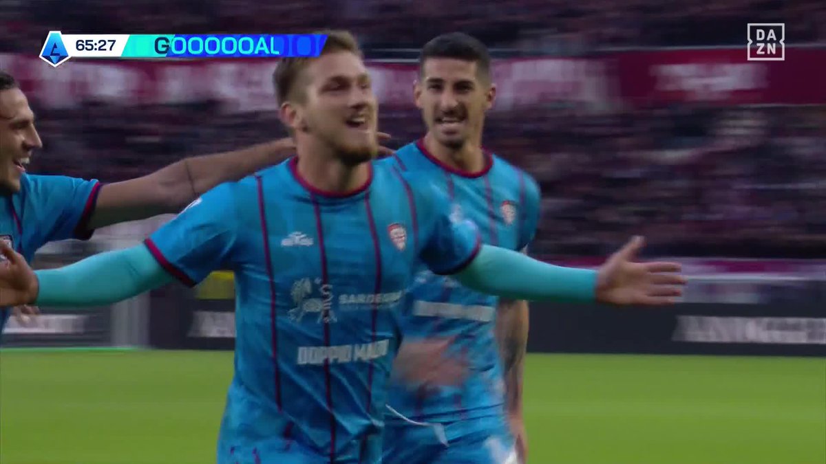 ¡Qué locura de gol de Kilicsoy! 😱🔥 Desde su campo se va de todos, regatea y define de manera espectacular para darle la vuelta al marcador: Torino 1-2 Cagliari 🥵⚽ #SerieAenDAZN ⚽ 🇮🇹