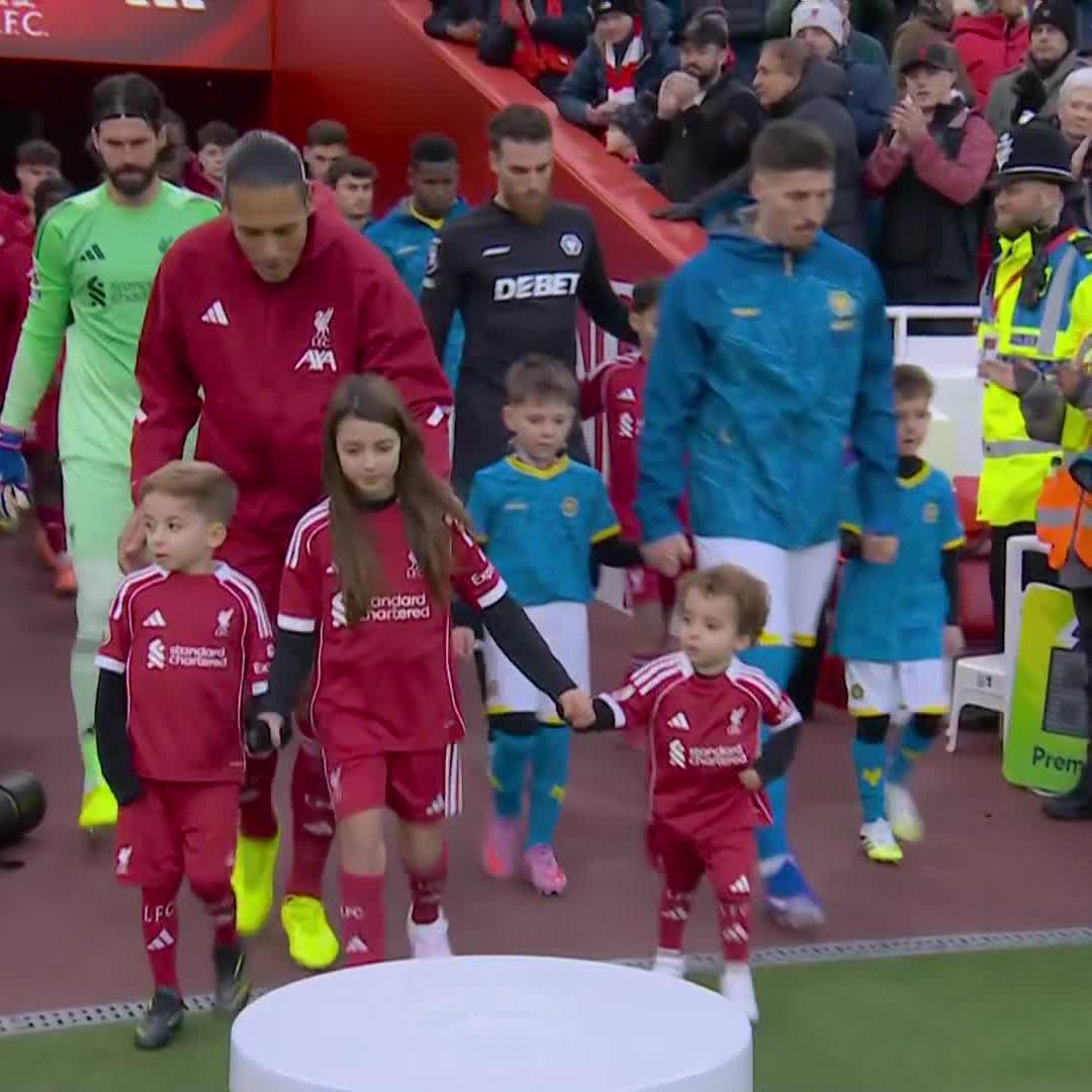 Diogo Jota's sons, Dinis and Duarte, led the Liverpool and Wolves teams out as Jota's two English clubs met for the first time since his passing ❤️