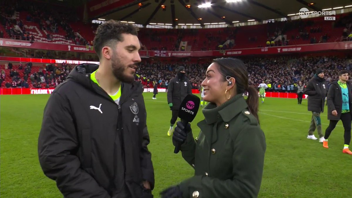 Rayan Cherki a fait 𝗤𝗨𝗘𝗟𝗤𝗨𝗘𝗦 𝗣𝗥𝗢𝗚𝗥𝗘̀𝗦 en anglais ! 👏👏 (Bon il a répété 3 fois "You know the championship is so long" mais ça le fait... 😂)