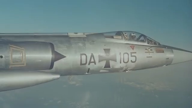 I never knew how badass 1970's German F-104 Starfighters looked. West Germany bought 916 in 1961. 1 in 4 crashed. Grounded by late 1966, upgraded, then limped on until 1991. 292 crashes. 116 dead pilots. Nicknamed "The Widowmaker".🤘😎