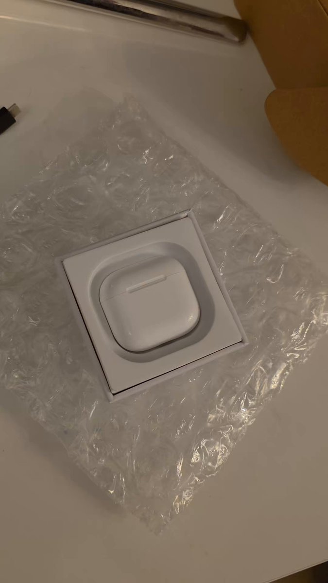 Takipçi şikayeti: “Hepsiburada üzerinden AirPods 4 satın aldım. Satıcının adı Elaris Ticaret idi. Ürün teslim edildikten 2 gün sonra paketi açabildim. Açtıktan sonra ürünün seri numarasını Apple’ın resmi sitesinden kontrol ettiğimde ürünün sahte olduğunu fark ettim. Hemen iade kodu oluşturarak Hepsiburada müşteri hizmetlerine durumu anlattım. Şu anda satıcı profili dondurulmuş ya da kapatılmış durumda; çünkü “Siparişlerim” sekmesinden satıcı profiline girmeye çalıştığımda “satıcı bulunamadı” uyarısı çıkıyor. Bu konuda hızlı aksiyon almaları gerçekten çok iyi. İademin yüksek ihtimalle kabul edileceğini düşünüyorum. Ürünün replika olduğunu teyit eden video kayıtlarını aldım. Gerekirse Tüketici Hakem Heyeti yoluyla ücret iademi alacağımı biliyorum. Ancak replika ürün o kadar kusursuz hazırlanmış ki, açılış animasyonları dâhil her şey orijinali gibi görünüyor. Birçok tüketicinin bunu fark etmeyeceğini düşünüyorum. İnternetten bu tarz ürünler satın alındıktan sonra mutlaka seri numarası kontrolü yapılmalı. İade süresi dolmamış olan tüketicilerin de son zamanlarda aldıkları ürünleri kontrol etmelerini öneririm.”