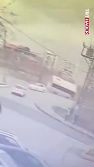 Esenyurt'ta servisin devrilmesi sonucu 4 kişinin hayatını kaybettiği kaza anı.