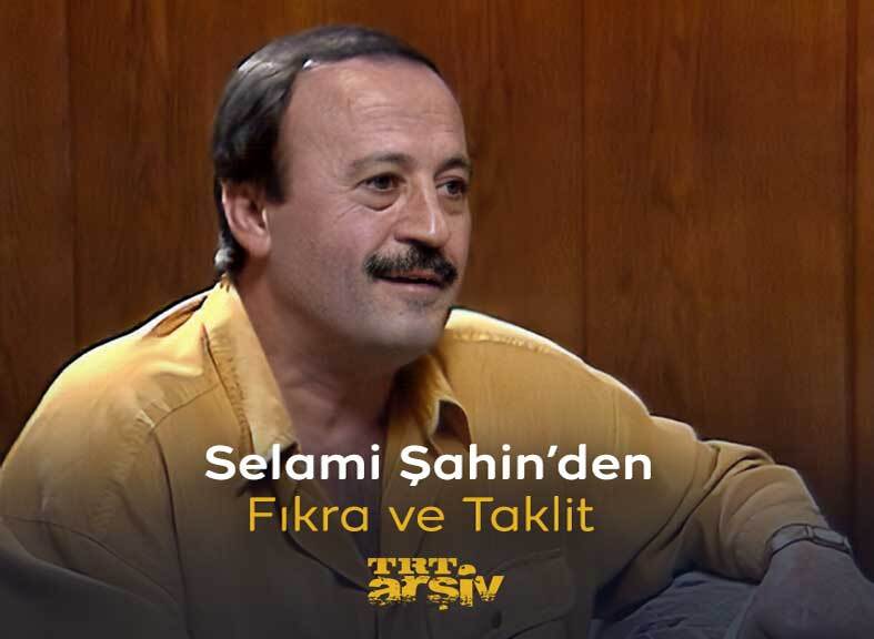Yalnızca müzisyenliği ile değil, taklitleri ve anlattığı fıkralarla Selami Şahin tam bir sahne insanı. Gününüze neşe katmak için 1990 yılına uzanıyor, Selami Şahin’i dinliyoruz. 😂