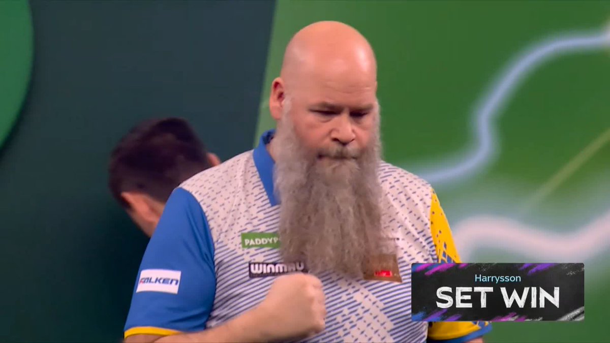 HARRYSSON ONE UP! Five consecutive holds of throw in a hard-fought opening set, and it's Andreas Harrysson who strikes first against Ricardo Pietreczko! 📺 #WCDarts | R3