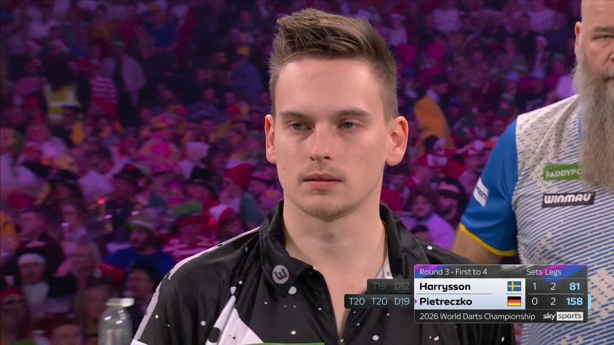 A 158 checkout from Pietreczko to win the set and level the match! 😮
