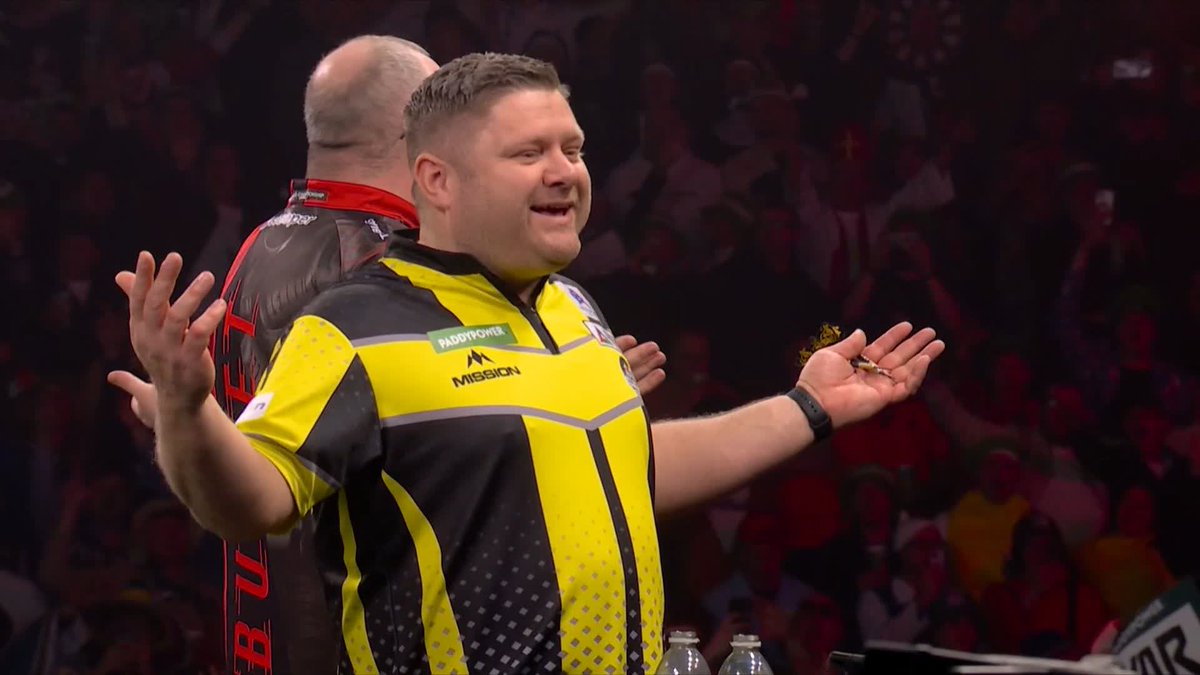 What an atmosphere! 🔥 Stephen Bunting orchestrating the crowd ahead of his clash against James Hurrell!