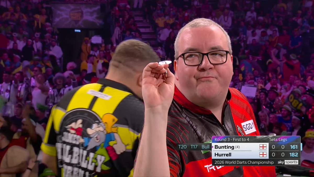 What an opening leg! 😂 Bunting misses the bull for a 161, before Hurrell hits a 180 to leave double one! 🤣 📺 #WCDarts | R3